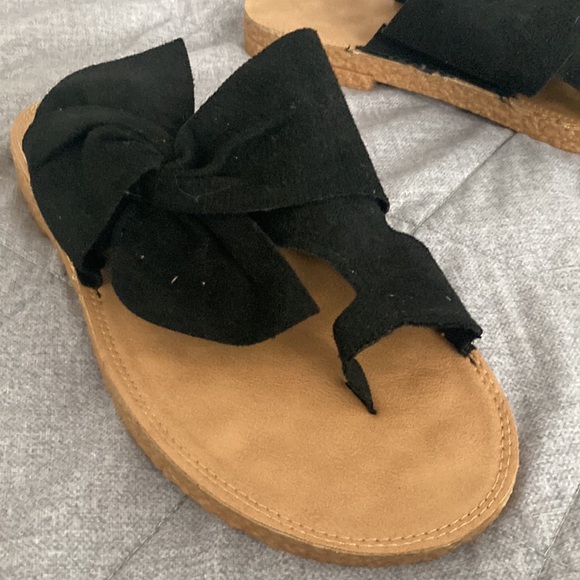 Fashionable black sandals with bow tie design - Picture 2 of 5